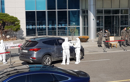 11일 오후 서울 용산구 국방부 영내 합동참모본부 청사 앞에 마련된 코로나19 임시 드라이브스루 검사소에서 검사를 받으려는 사람들이 차를 타고 기다리고 있다.   연합뉴스